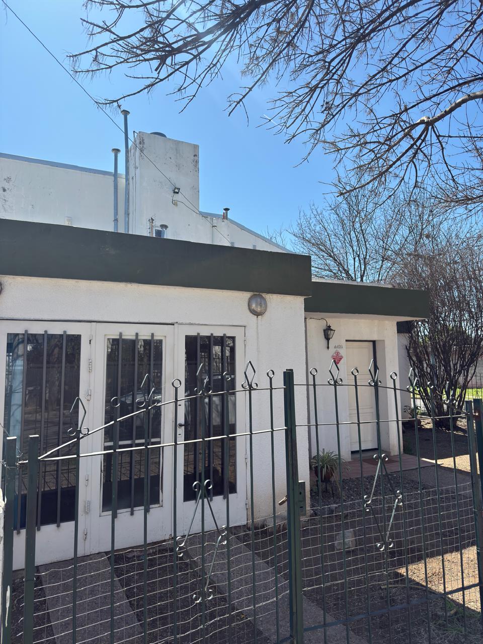 Oportunidad en Barrio Las Palmas: Casa con Departamento Independiente